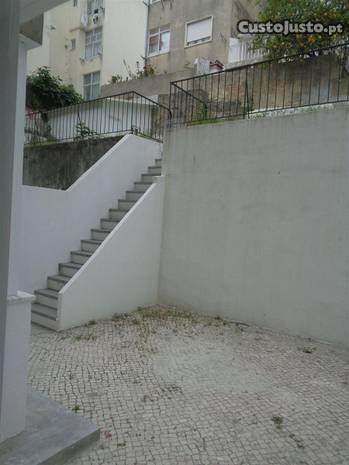 Ref. 089180143 - T2 c/ terraço junto às Olaias