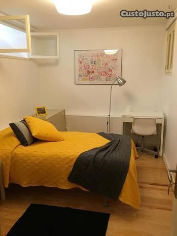 Quarto com cama de solteiro em apartamento com