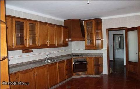 Apartamento T3 com 142 m2,localizado em Astromil