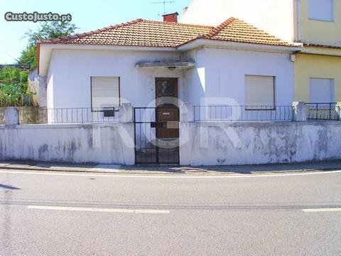 Moradia c/ grande terreno para reconstrução Valbom