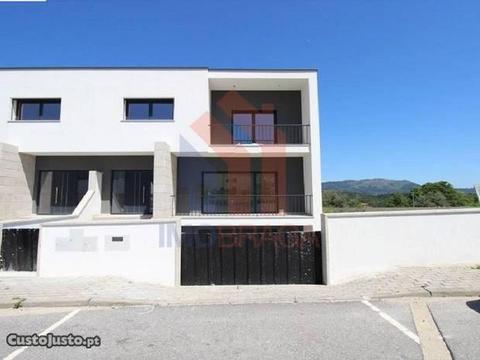 Moradia T3 Triplex Vila Verde