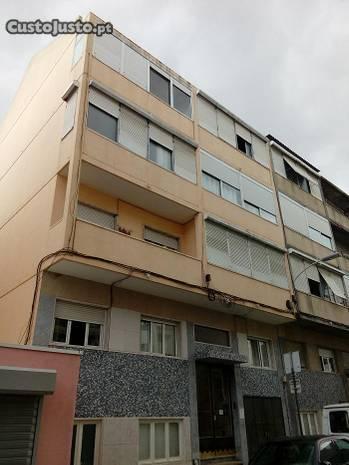 Apartamento T2 com varanda em Campolide!