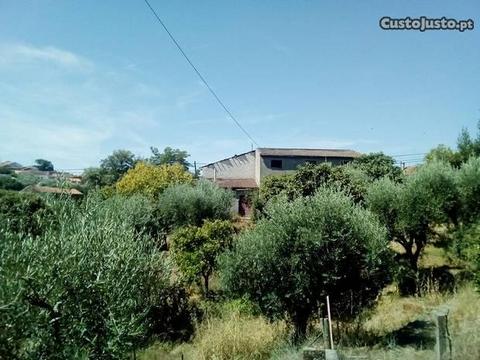 Terreno com casa por acabar