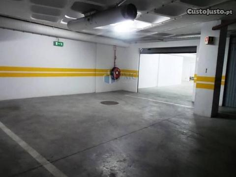 Garagem Com Excelente Área - Odivelas