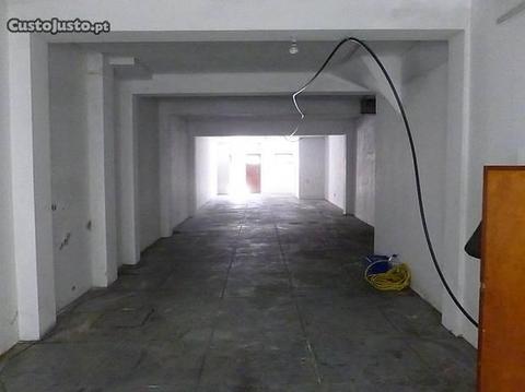 Armazém amplo na Rua Padre José Pacheco Monte