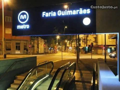 Prédio a estação de Metro de Faria de Guimarães