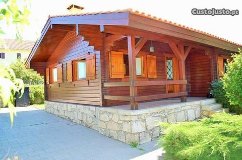 Casa de madeira maciça de excelente qualidade