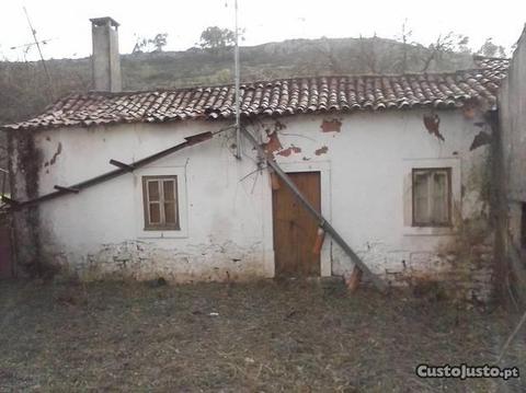 Casa tradicional de aldeia, em pedra-Casa de Campo