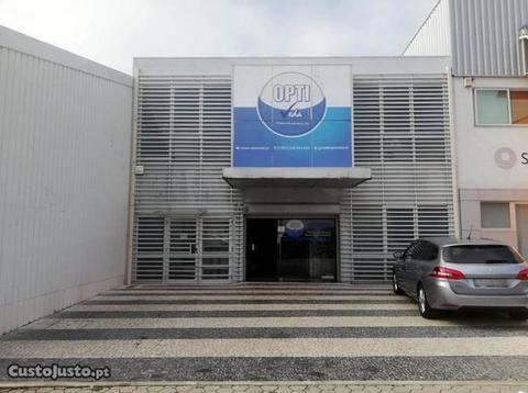 Armazém com 380m2 na Z.I. S. Caetano, Canelas