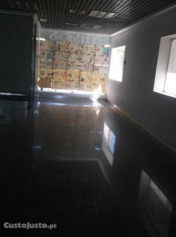 Ampla Loja Com Logradouro Em Baguim Do Monte