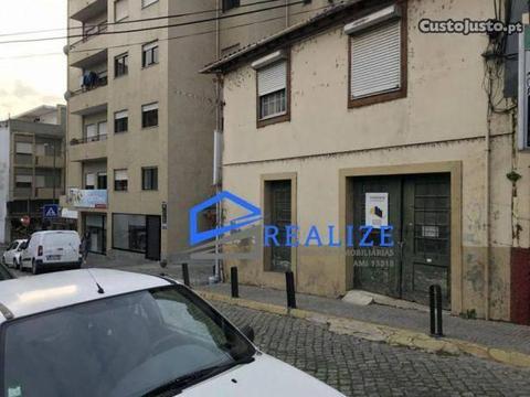 Moradia para reconstruir no centro da Régua