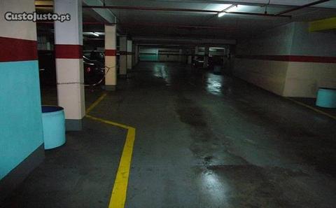 Parque de estacionamento com área de 4.634,00 m2