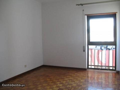 Apartamento T2 e arrumo junto à Solum