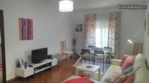 Apartamento T1 mobilado com garagem