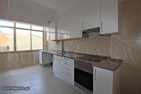 Apartamento T2 + 1 REMODELADO no Restelo / Belém