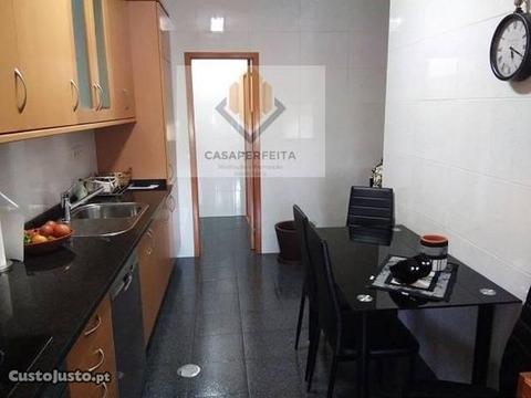 Apartamento t2 situado em Canelas como NOVO