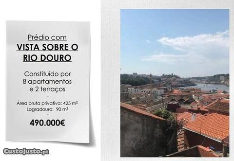 Prédio com Vistas sobre o Rio Douro