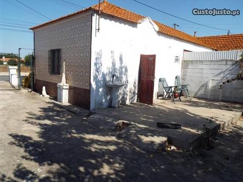 Terreno 2480m2 e casas de habitação nos Foros de S