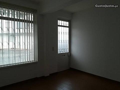 Loja em Amadora Casal S. Brás, cerca de 90 metros
