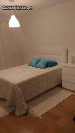 Quarto com cama de solteiro em apartamento com