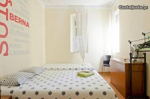 Quarto com várias camas em apartamento com 5 q