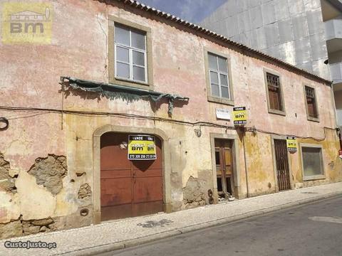 Casa De Construção Antiga, Com Quintal, No Cent