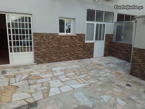 Apartamento T2 em Fitares com Quintal