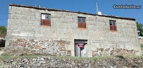 Casa em pedra com terreno em Torgueda