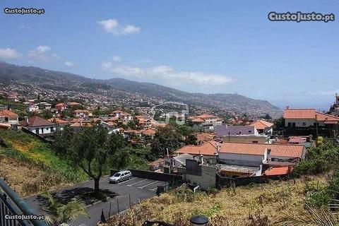 Fantástica moradia em banda T3,Funchal,Sto António