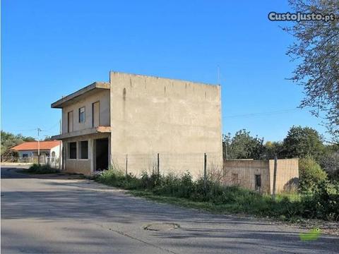 Terreno Urbano com Prédio inacabado em São Brás