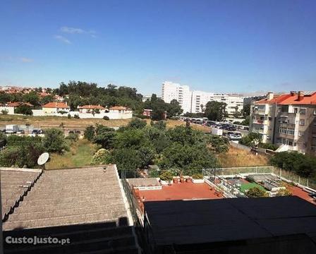 Apartamento T3 em Benfica - Oferta de Escritura