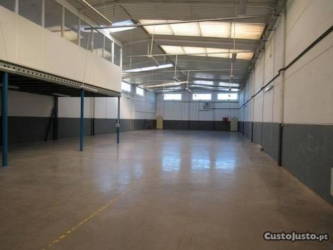 Armazém Baguim do Monte c/ portão, cais TIR e copa