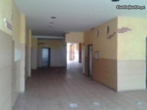 Loja de r/c + cave + terraço centro da cidade