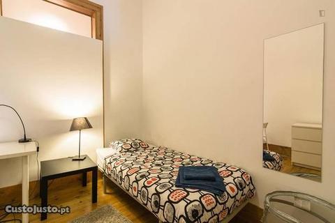 Quarto com cama de solteiro em apartamento com