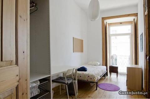 Quarto com várias camas em apartamento com 6 q