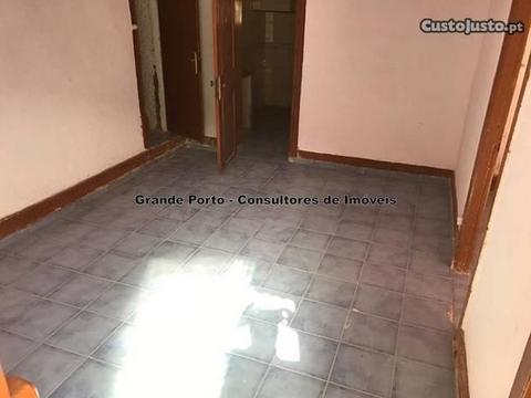 Espaço p/ arrumos Giesta - Rua D. Afonso Henriques