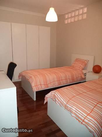 1 cama em quarto duplo em Paranhos com wc privado
