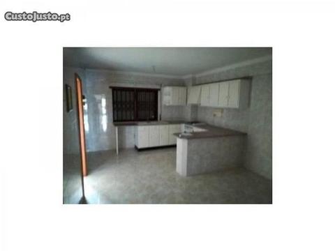 Apartamento T4 com garagem no centro da Mealhada