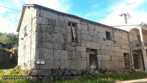 Casa antiga em pedra para restaurar