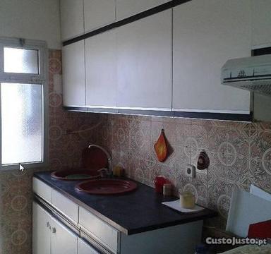 Apartamento T3 com sotão junto a zona comercial