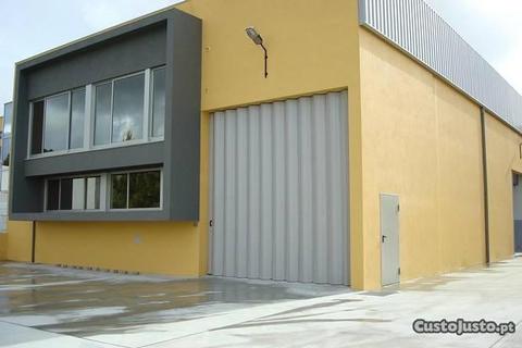 Armazém com 300m2 e logradouro de 500m2 em Canelas