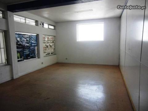 Loja com 80m2 junto às Finanças