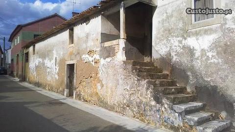 Moradia para restauro perto convento de Sandelgas