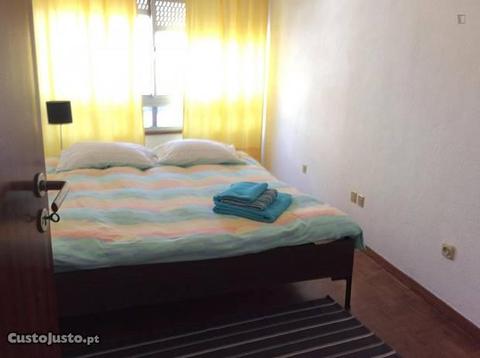 Quarto com cama de casal em apartamento com 2