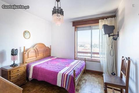 Quarto com cama de casal em apartamento com 3