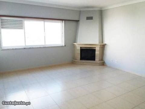 Apartamento T2 Na Cavaleira Com Parqueamento