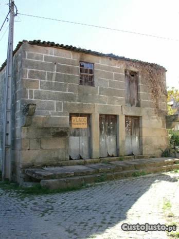 Casa na aldeia de Vilar de Perdizes (MONTALEGRE)