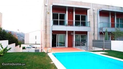 Moradia Gaveto T4+1 com piscina de água quente