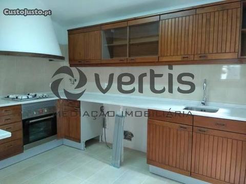 Moradia T3 Triplex Totalmente Renovada - Sesimbra