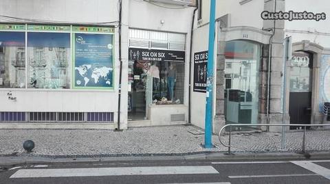Loja de comércio sem recheio no Centro de Aveiro